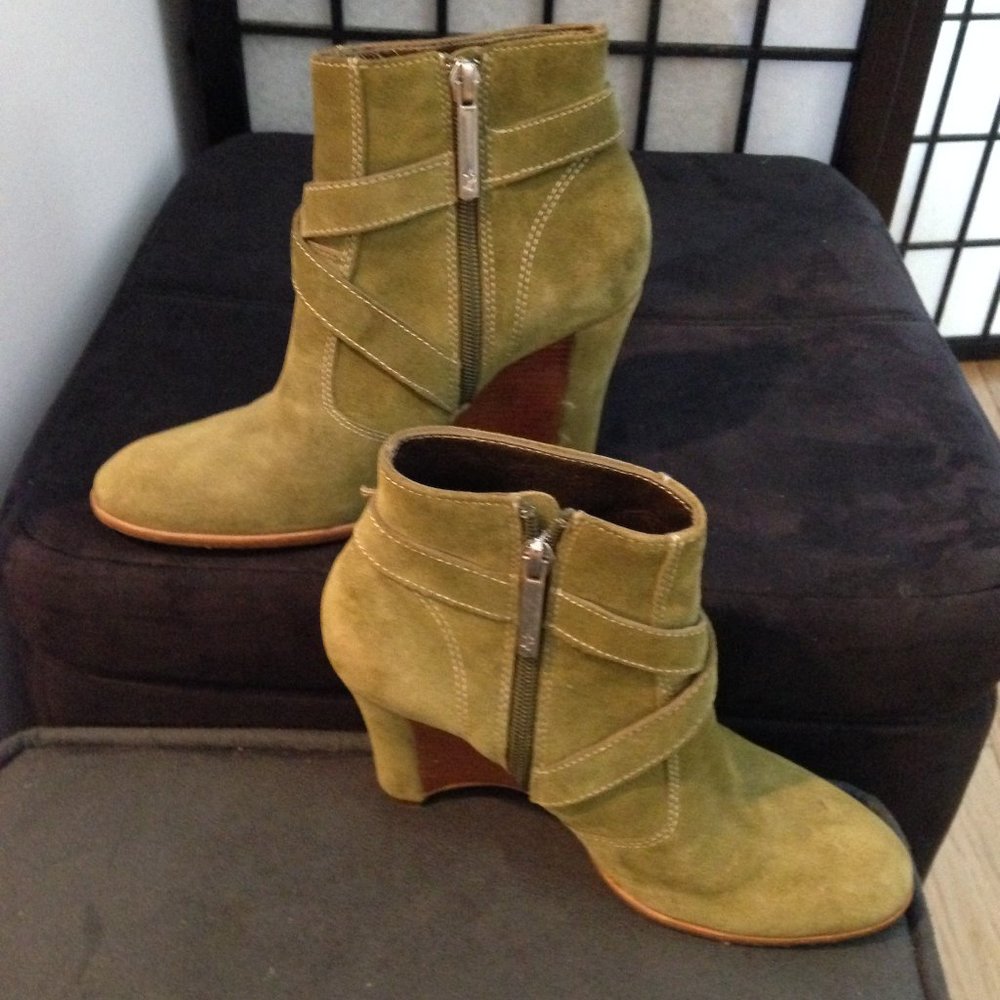 5/$20| ***** Donald J. Pliner Olive Suede Super Cute Comfortable Booties